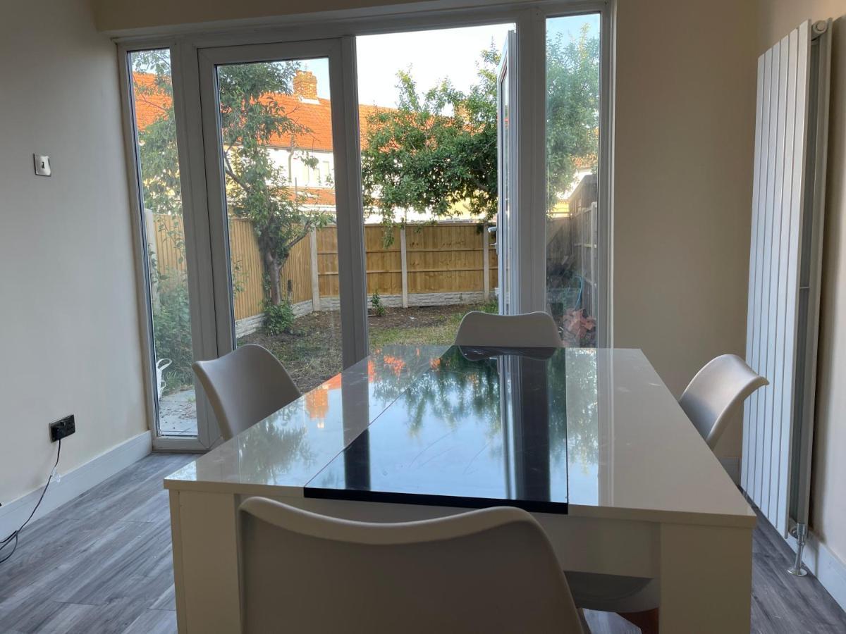 Modern 4-Bedroom Entire House With Garden Άξμπριτζ Εξωτερικό φωτογραφία