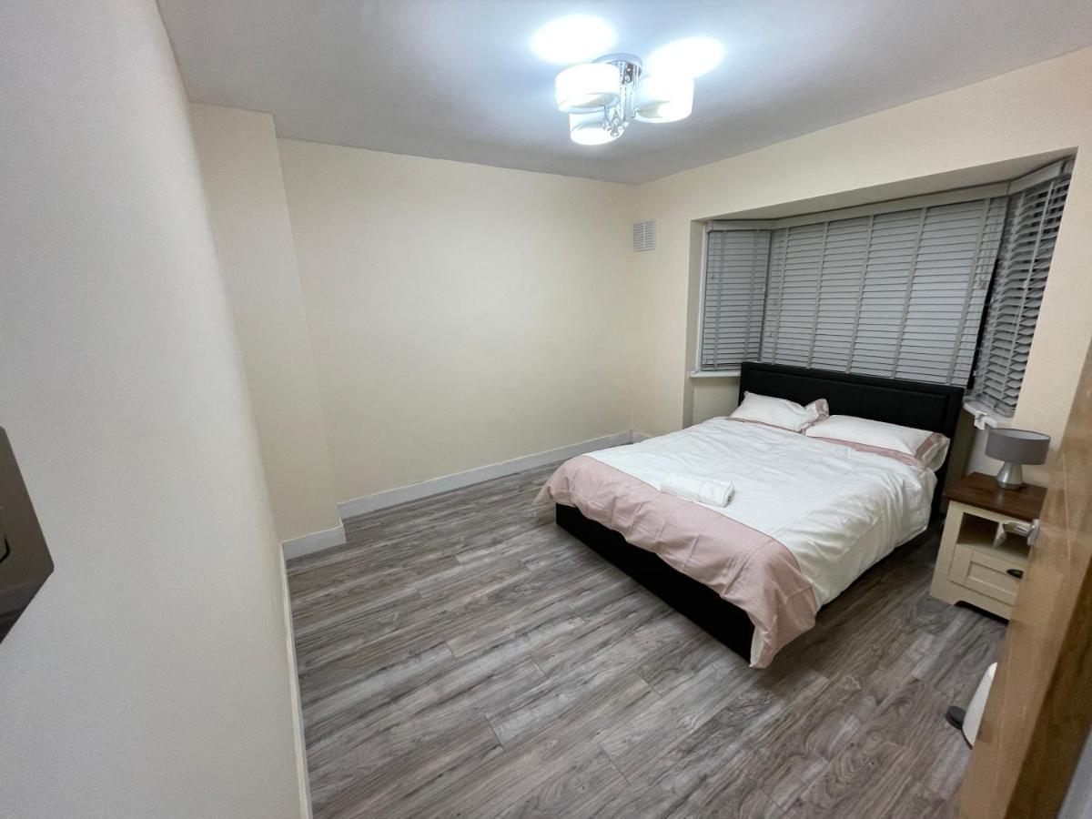 Modern 4-Bedroom Entire House With Garden Άξμπριτζ Εξωτερικό φωτογραφία