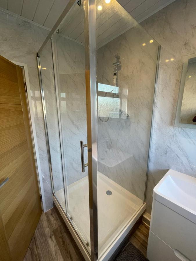 Modern 4-Bedroom Entire House With Garden Άξμπριτζ Εξωτερικό φωτογραφία